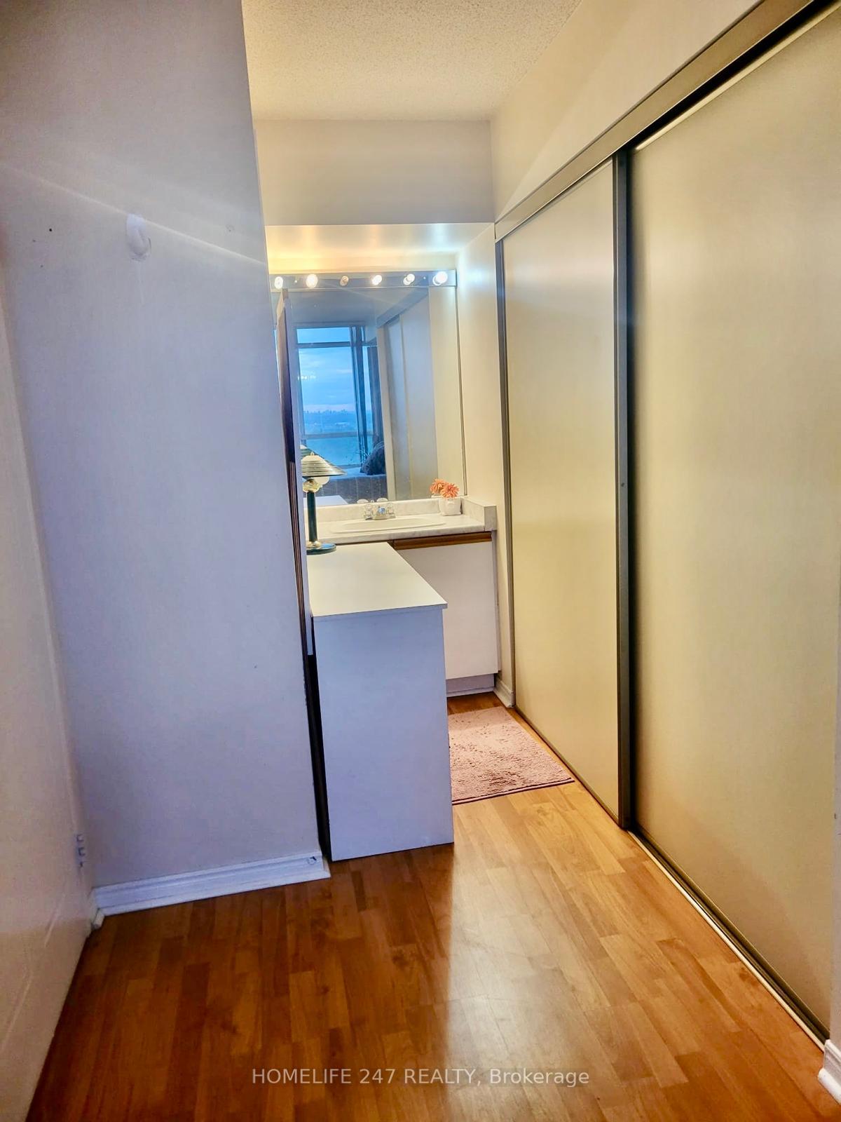 2 Bedrooms Condo at 5 Greystone Walk,  Toronto For sale