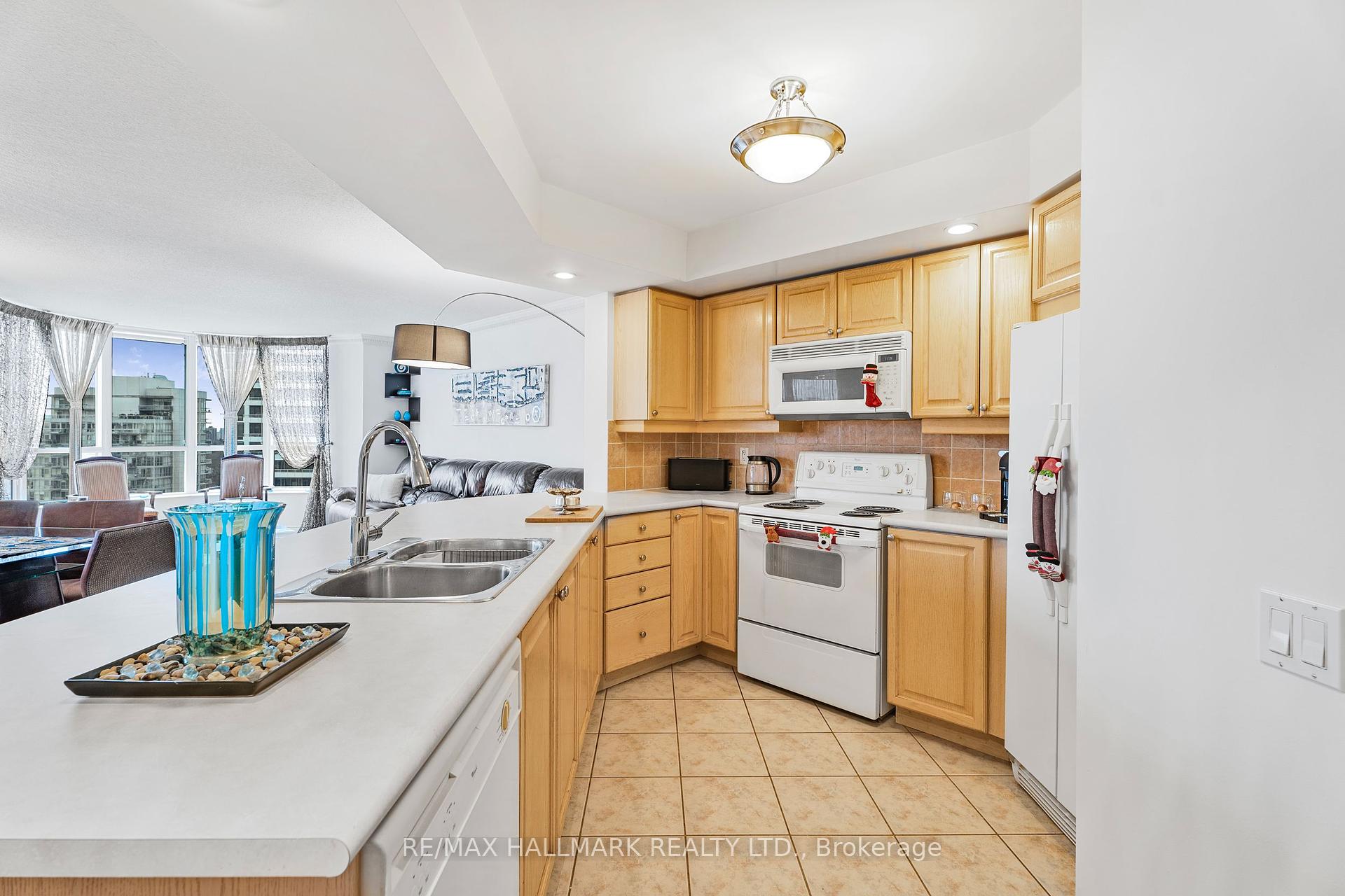 3 Bedrooms Condo at 5 Northtown, Toronto For sale