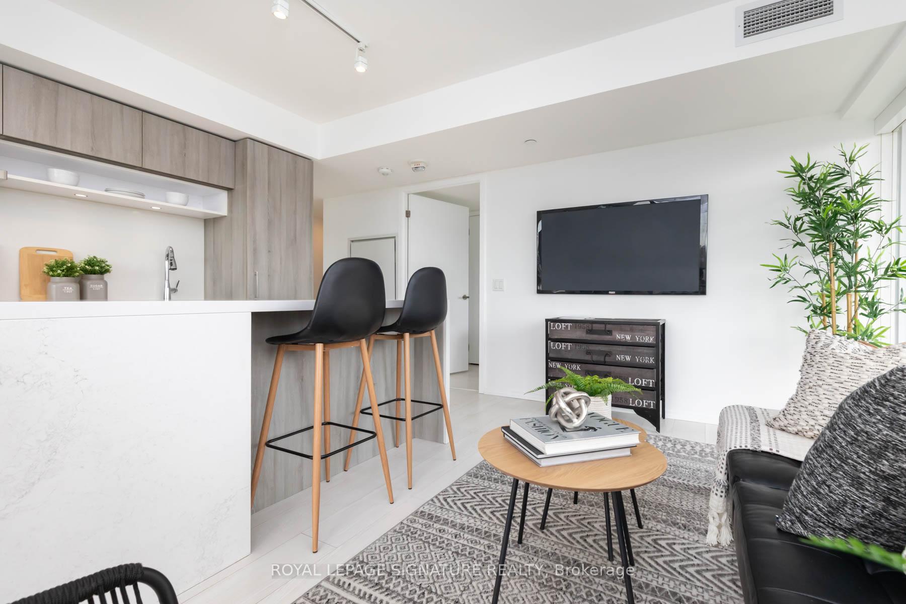 2 Bedrooms Condo at 8 Hillsdale, Toronto For sale