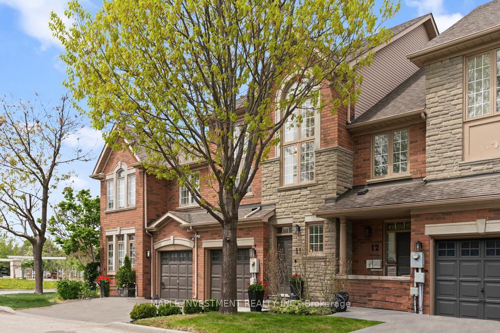3 Bedrooms Condo at 15 Pottery, Vaughan For sale