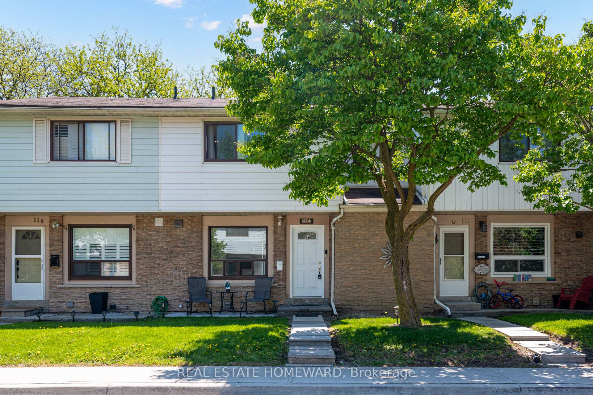 3 Bedrooms Condo at 6540 Falconer, Mississauga For sale