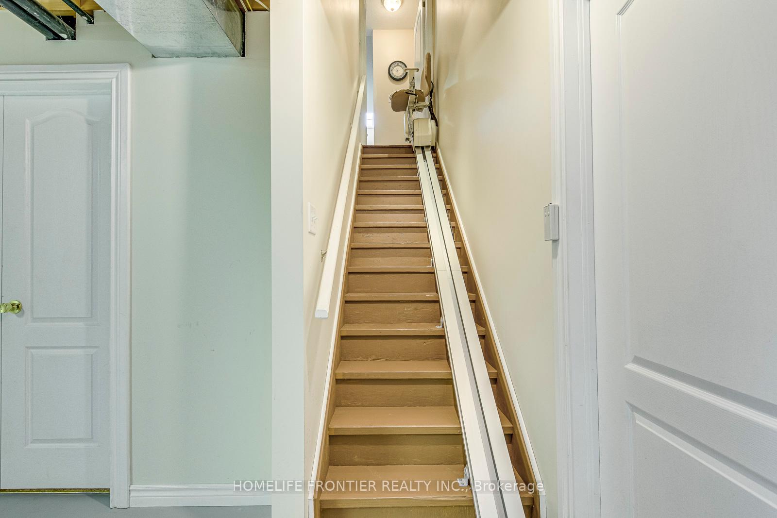 4 Bedrooms Condo at 90 Oakhampton,  Hamilton For sale