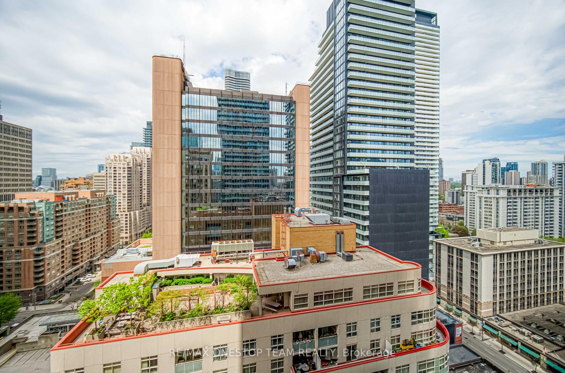 1 Bedroom Condo at 15 Grenville, Toronto For sale