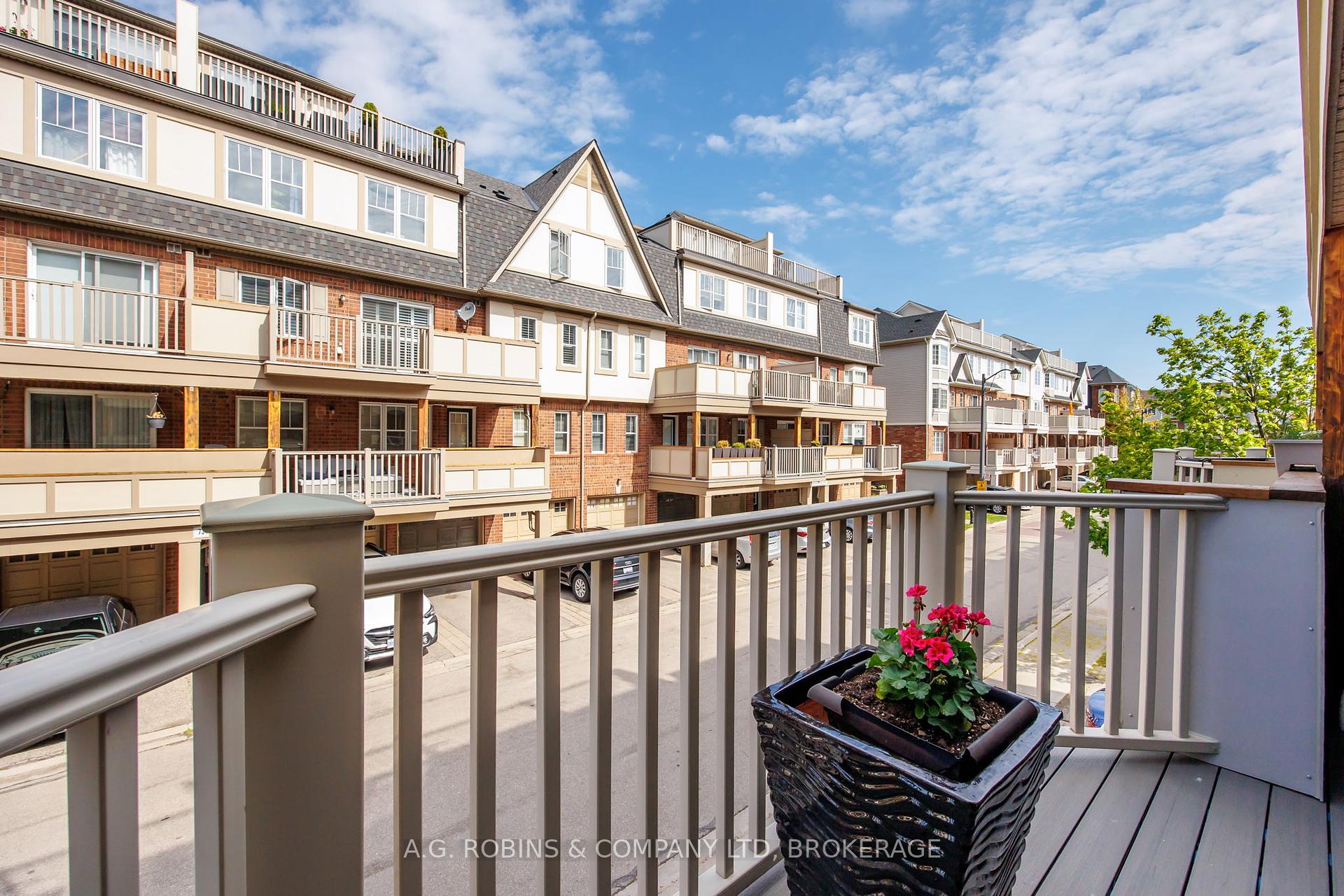 3 Bedrooms Condo at 595 Dundas, Mississauga For sale