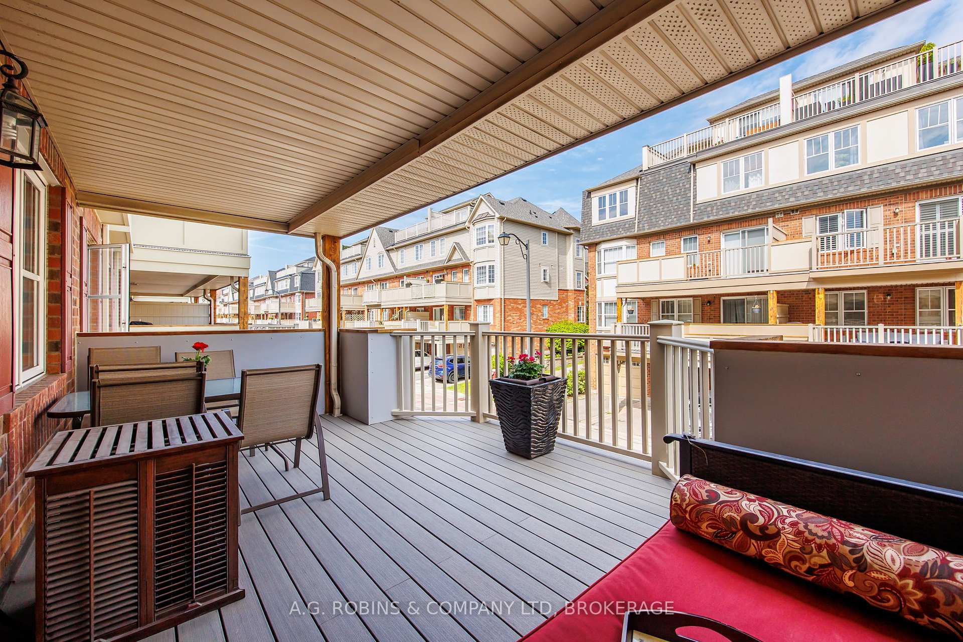 3 Bedrooms Condo at 595 Dundas, Mississauga For sale