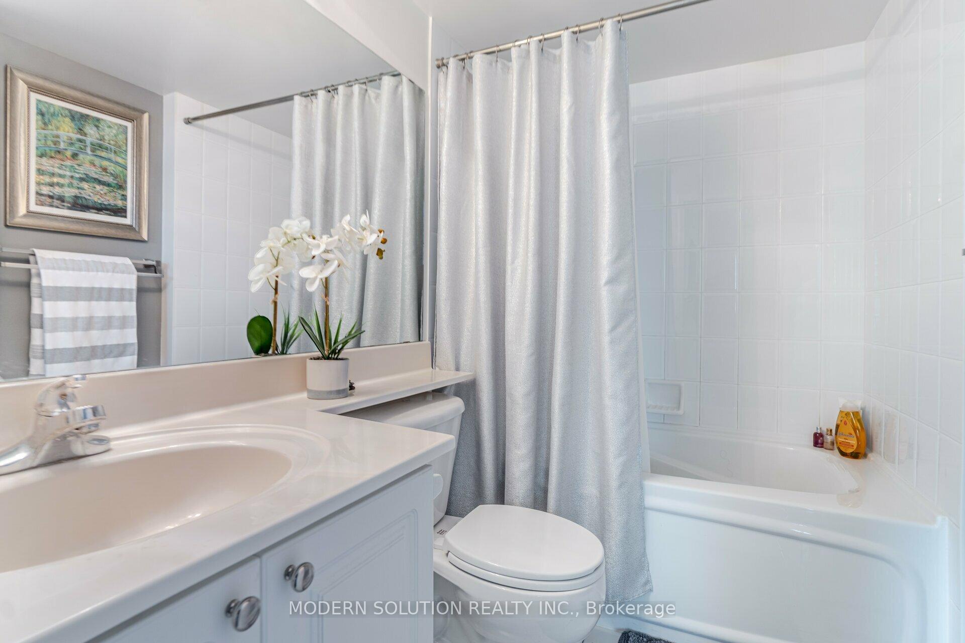 2 Bedrooms Condo at 1 Elm, Mississauga For sale