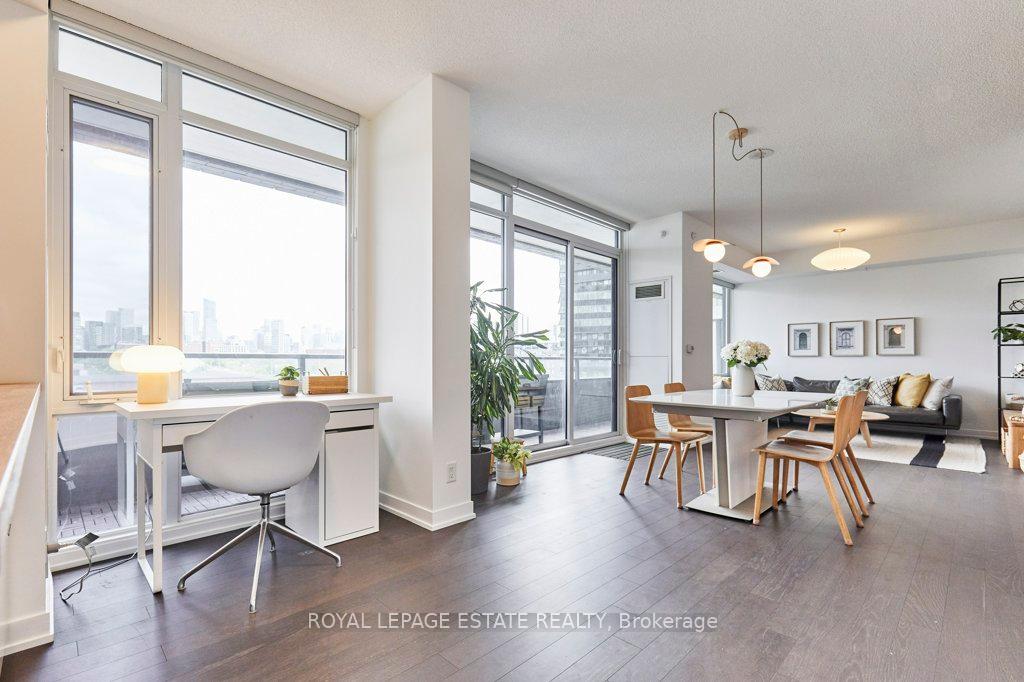 3 Bedrooms Condo at 120 Bayview, Toronto For sale