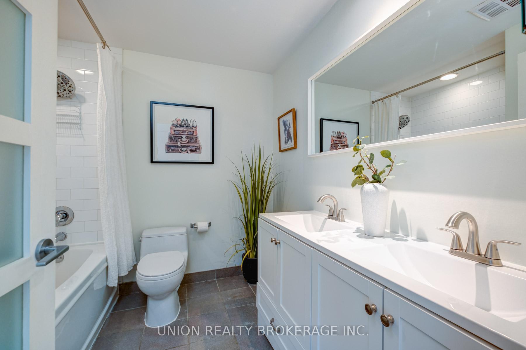 2 Bedrooms Condo at 333 Adelaide, Toronto For sale