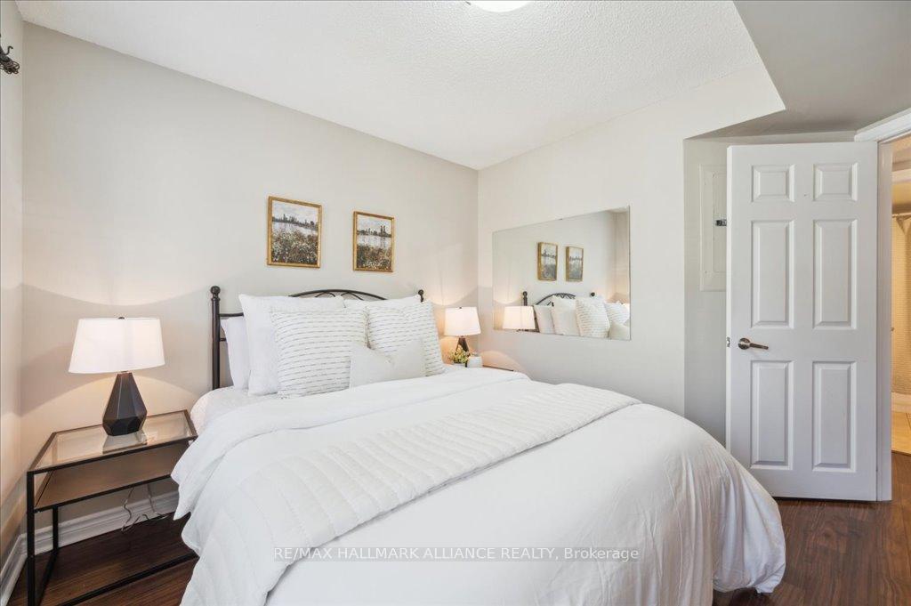 2 Bedrooms Condo at 1701 Lampman, Burlington For sale