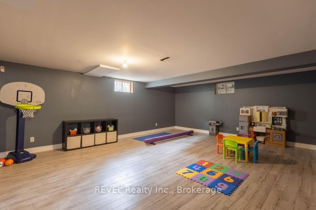 8042 Oakridge Drive