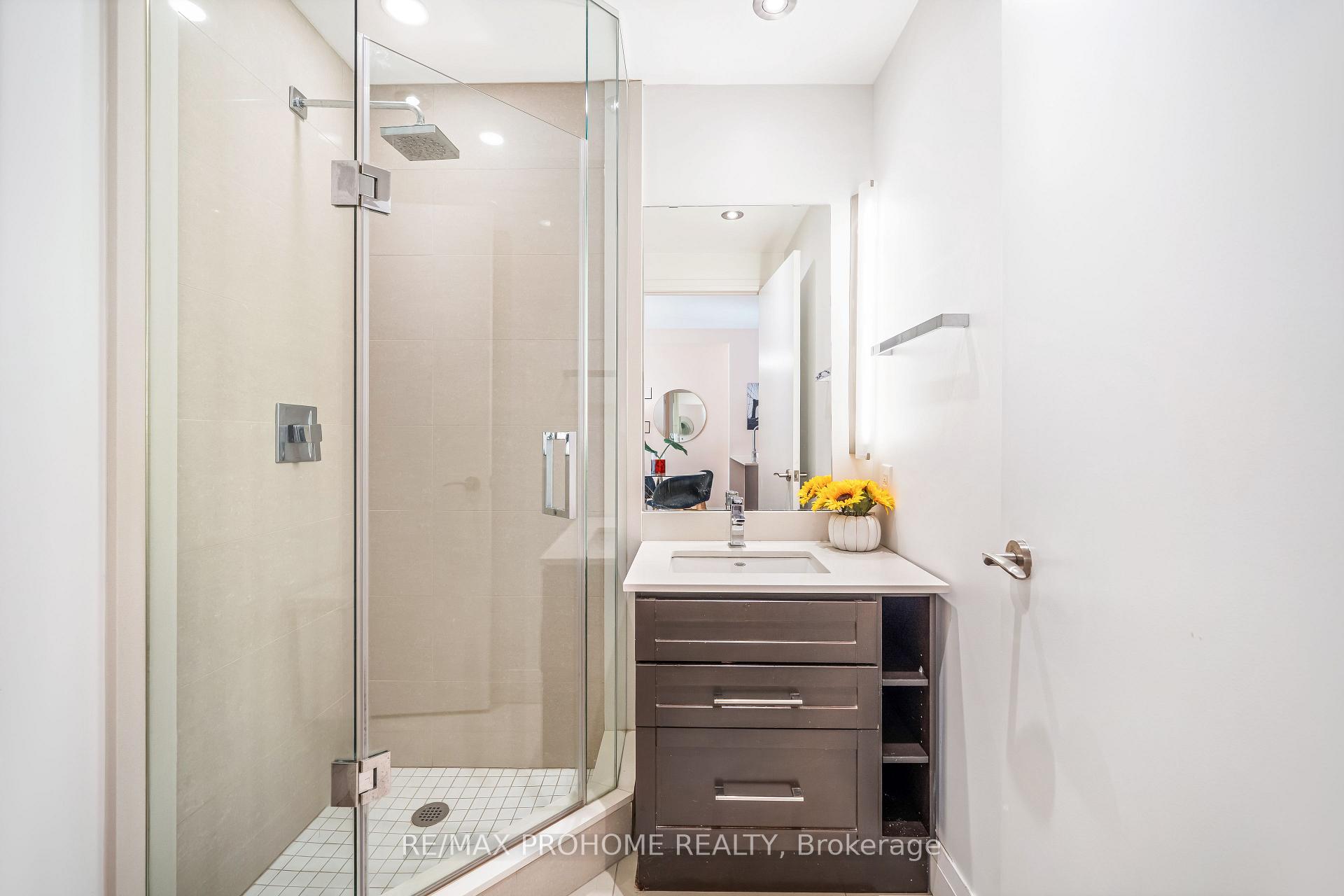 2 Bedrooms Condo at 21 Clairtrell, Toronto For sale