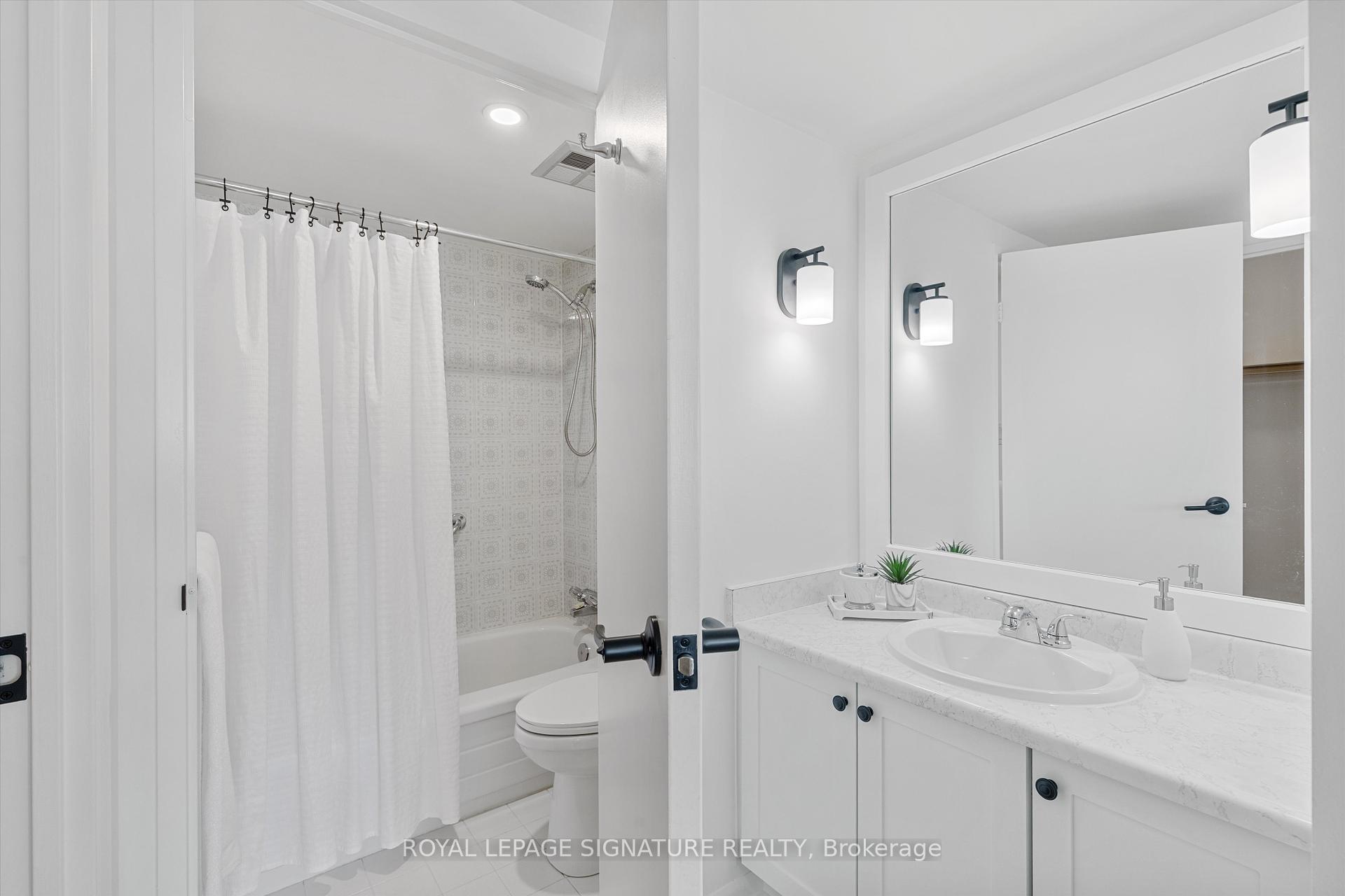 3 Bedrooms Condo at 2185 Marine, Oakville For sale