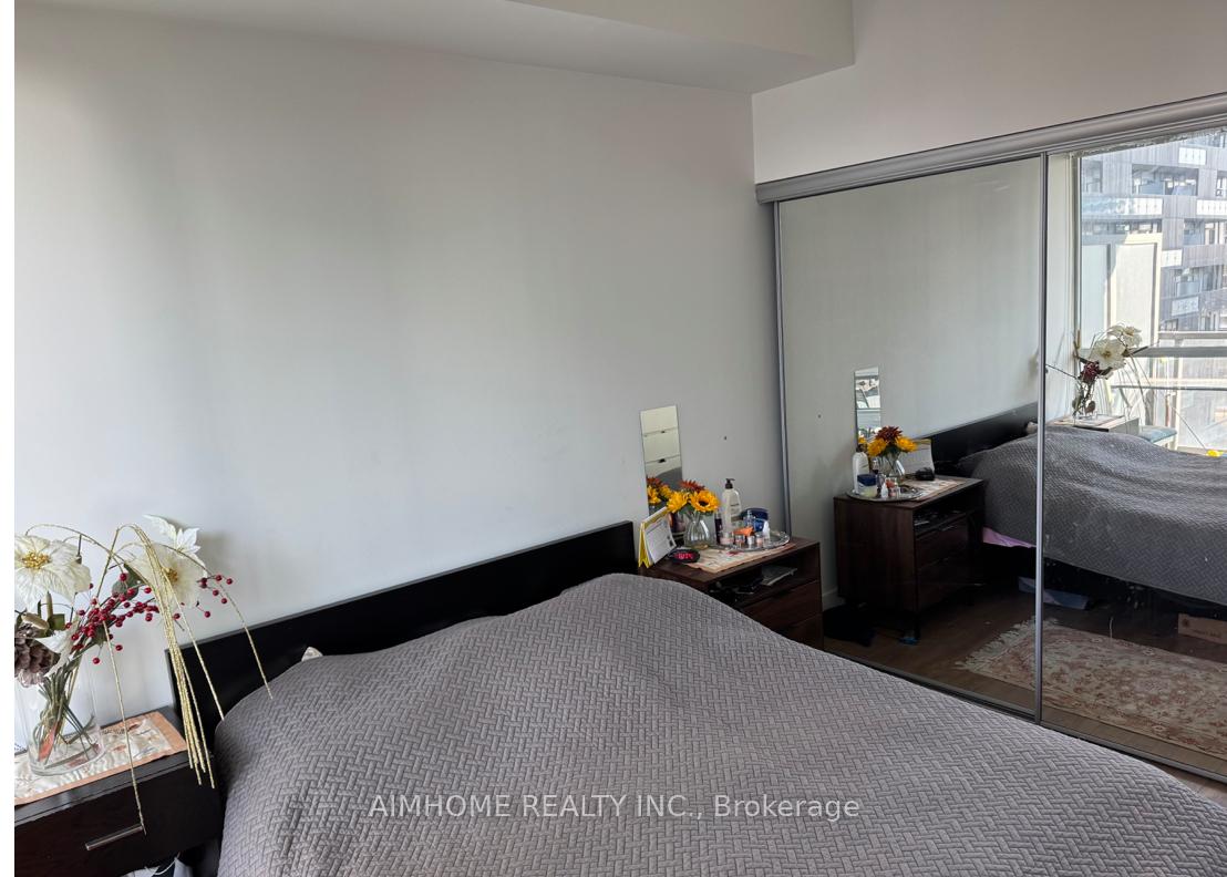 2 Bedrooms Condo at 30 Roehampton, Toronto For sale
