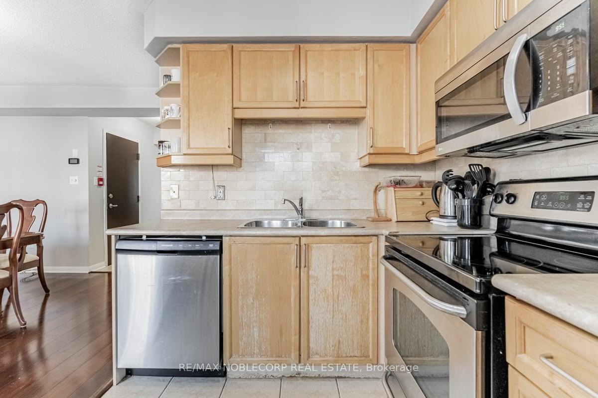 3 Bedrooms Condo at 613 Dundas,  Mississauga For sale