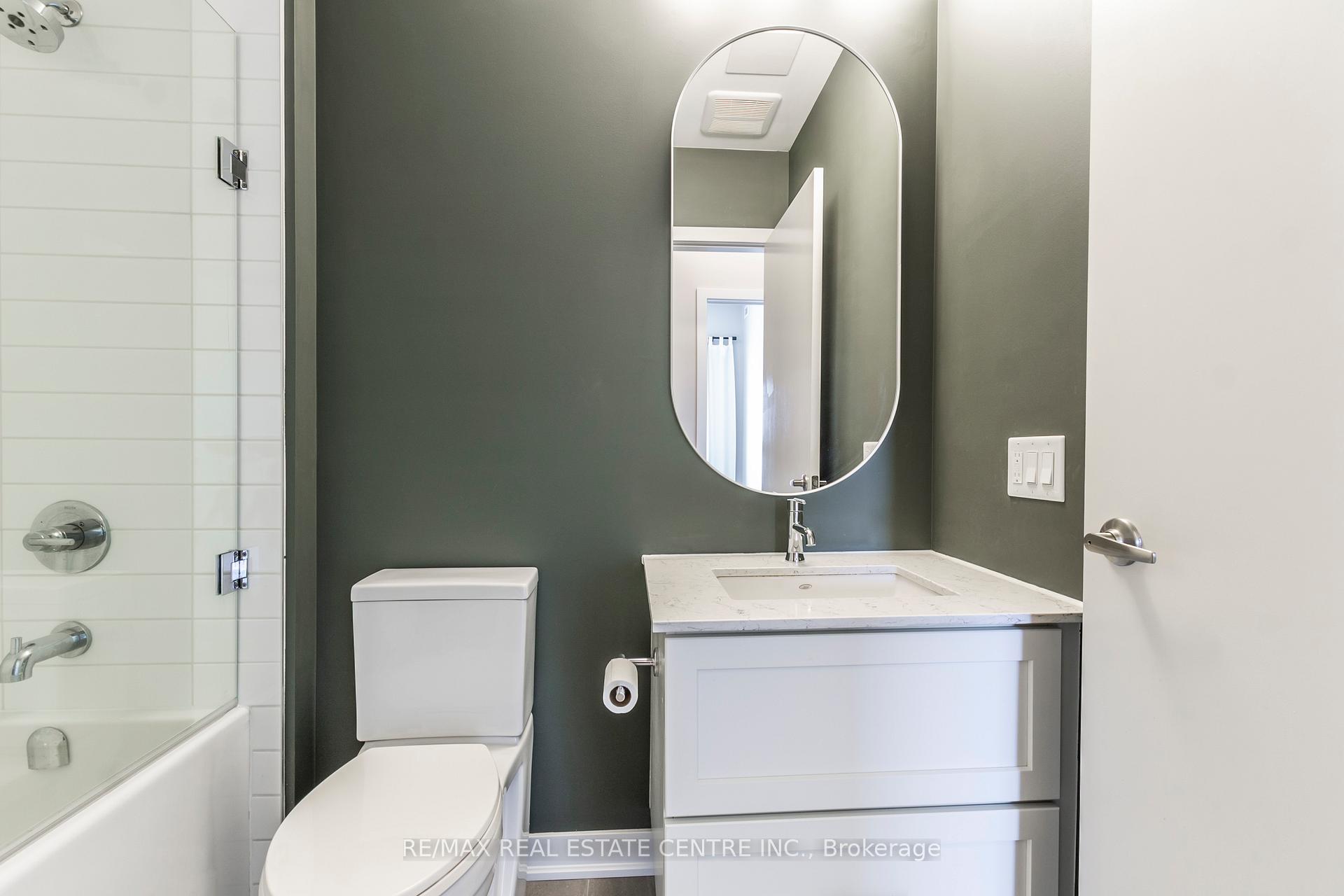 2 Bedrooms Condo at 340 Plains, Burlington For sale