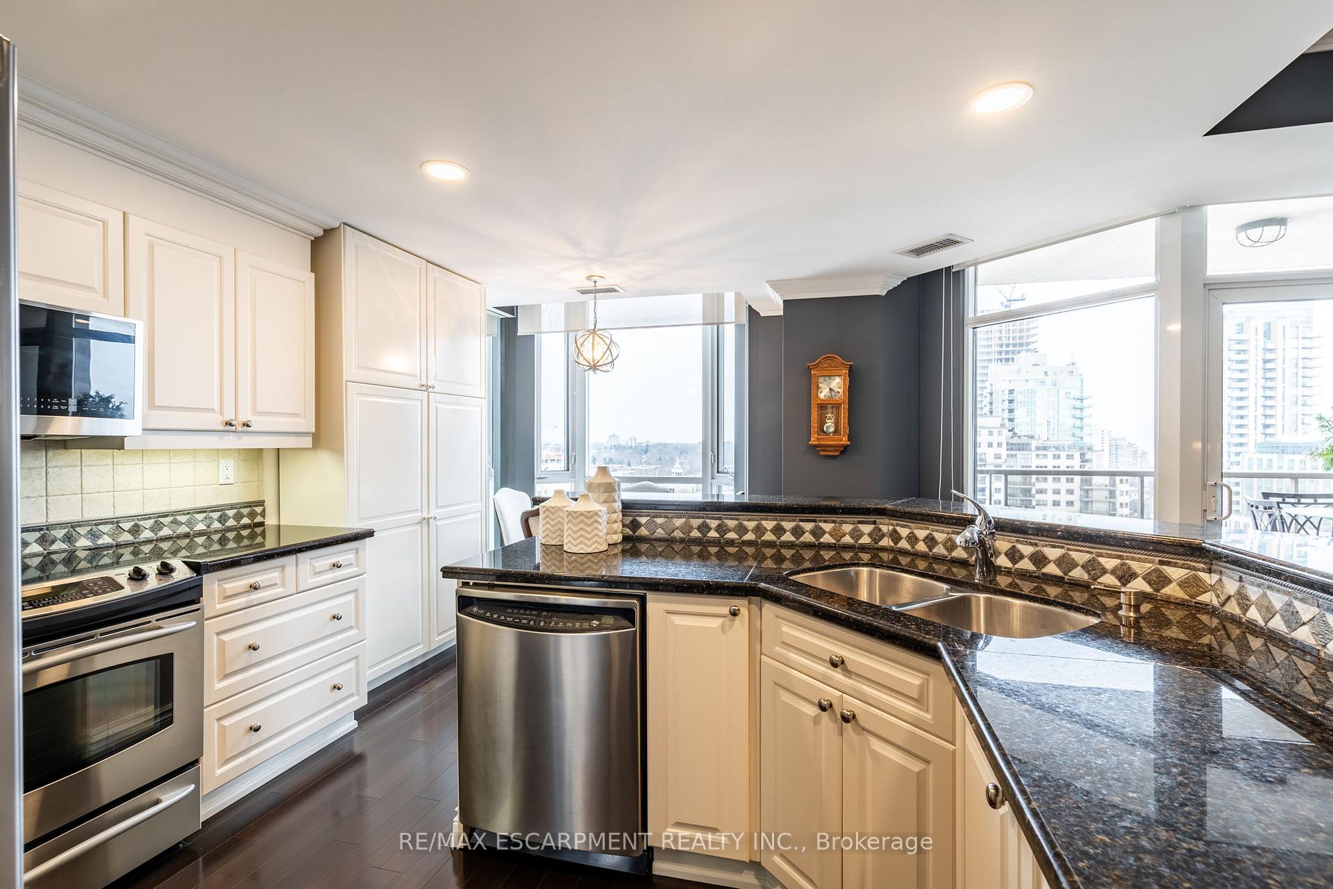 2 Bedrooms Condo at 1477 Lakeshore, Burlington For sale