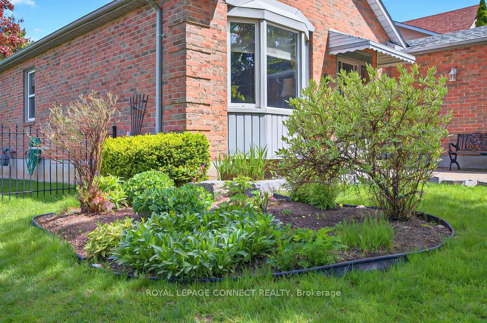 2 Milgate Place, Aurora, ON L4G 5R2