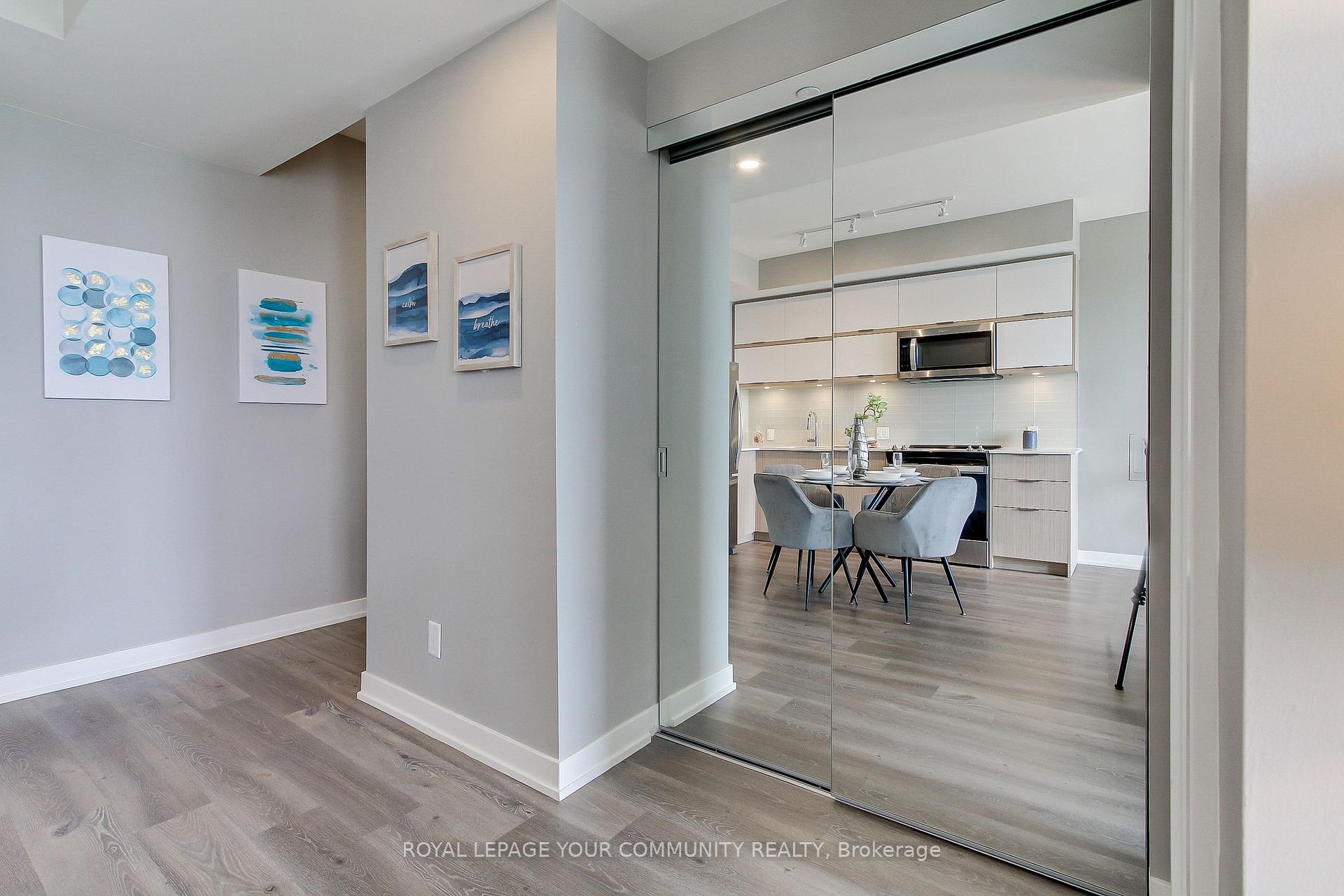 2 Bedrooms Condo at 10 Deerlick, Toronto For sale