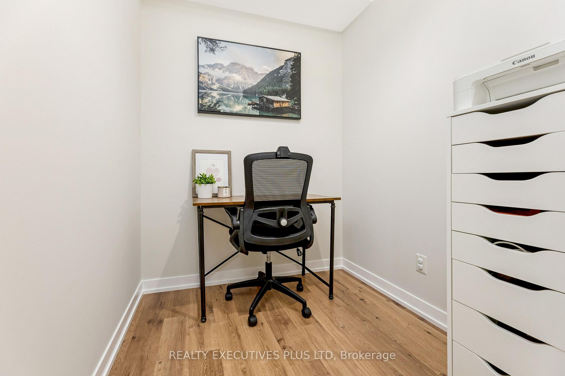 3 Bedrooms Condo at 8 Fieldway, Toronto For sale
