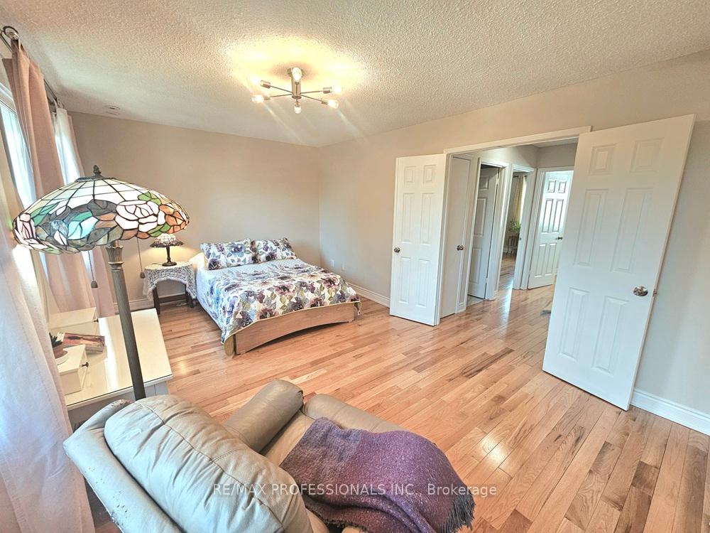 4 Bedrooms Condo at 2651 Aquitaine, Mississauga For sale