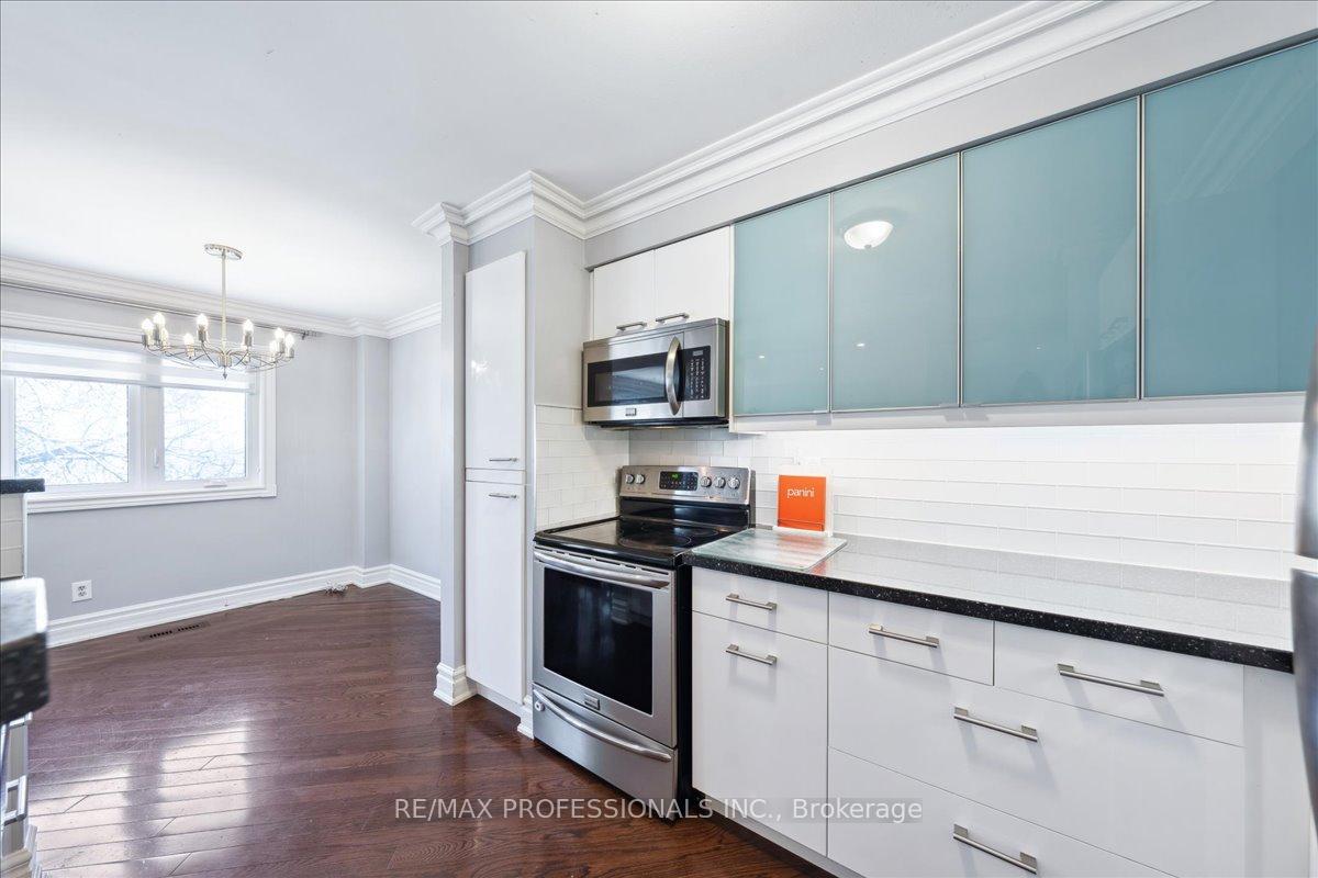 3 Bedrooms Condo at 600 Silver Creek,  Mississauga For sale