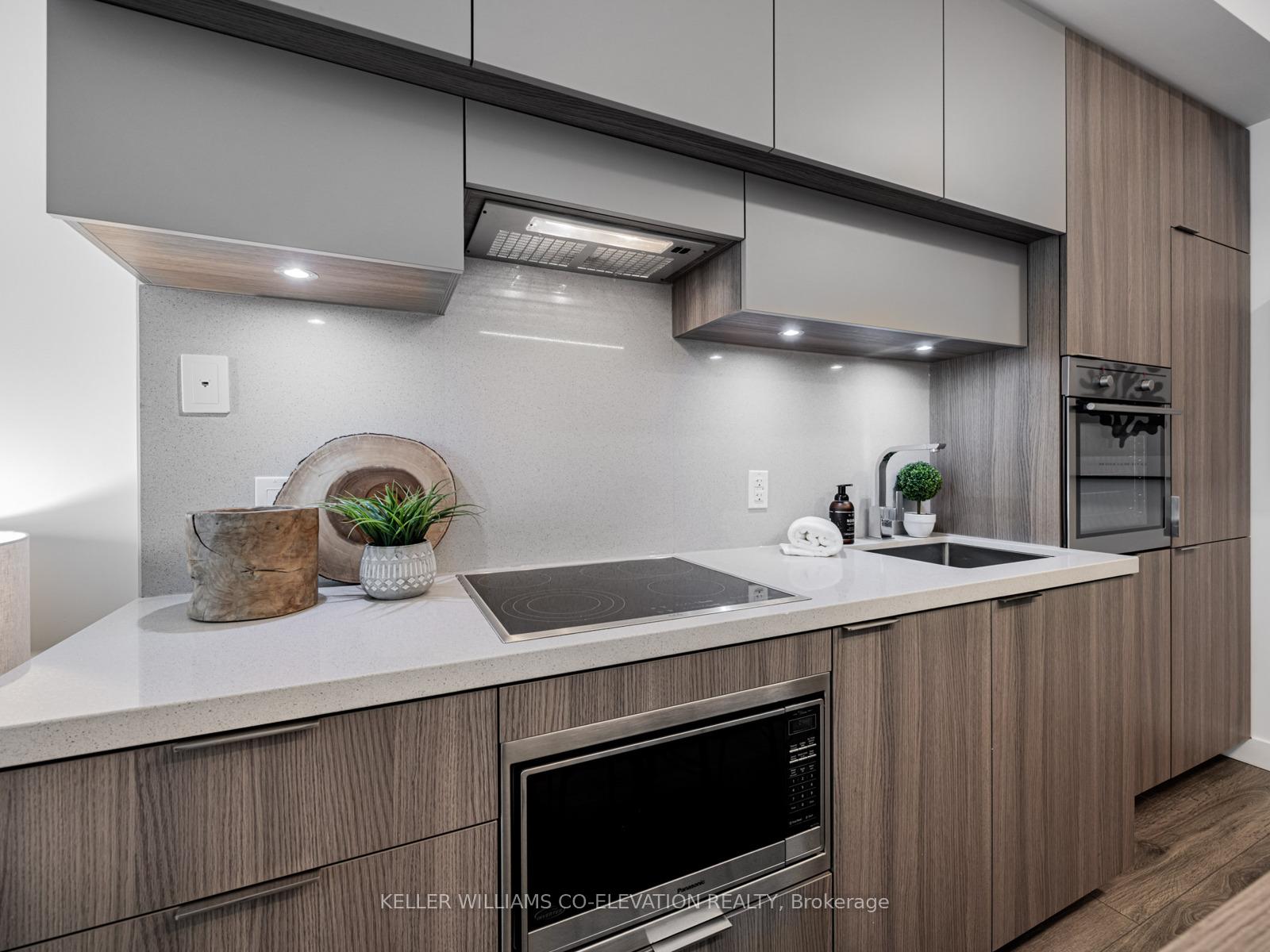 1 Bedroom Condo at 8 Eglinton,  Toronto For sale