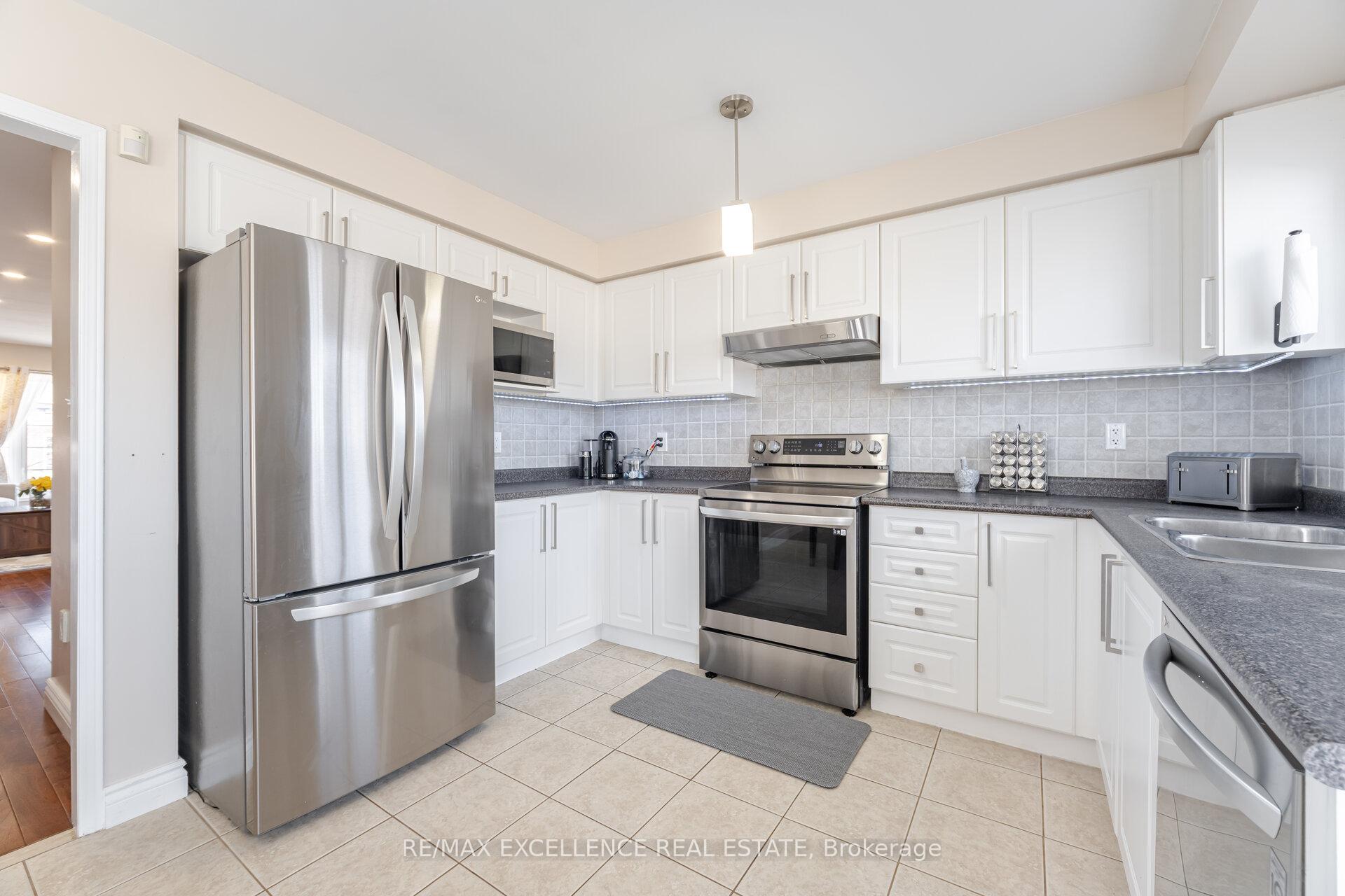 3 Bedrooms Condo at 4950 Albina, Mississauga For sale