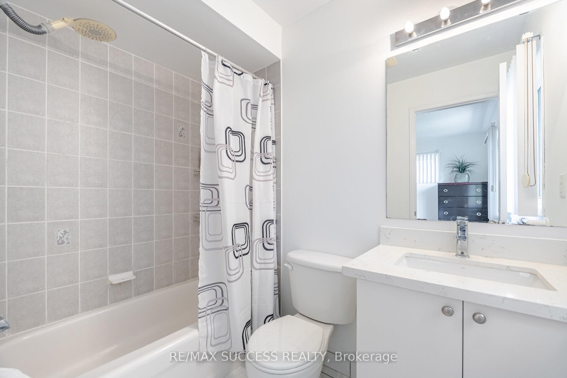 3 Bedrooms Condo at 5255 Palmetto, Mississauga For sale