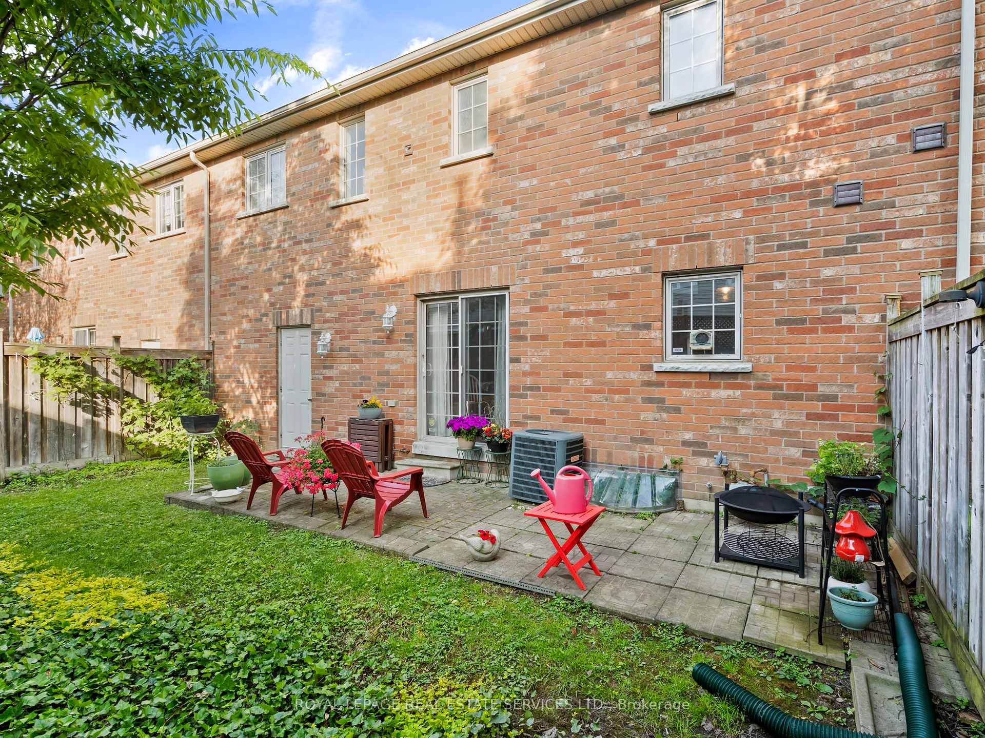 3 Bedrooms Condo at 3040 Fifth, Mississauga For sale