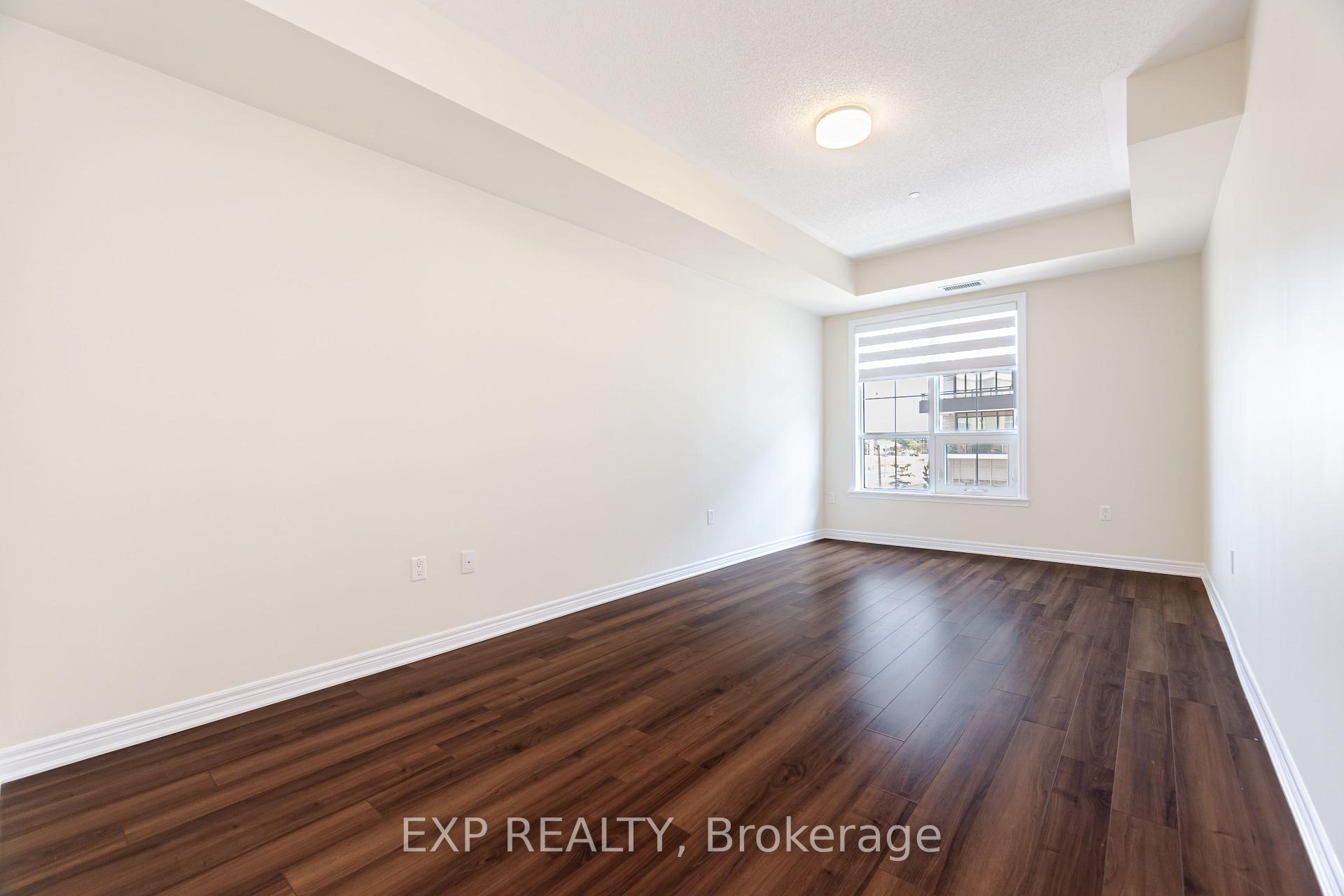 3 Bedrooms Condo at 216 Oak Park, Oakville For sale