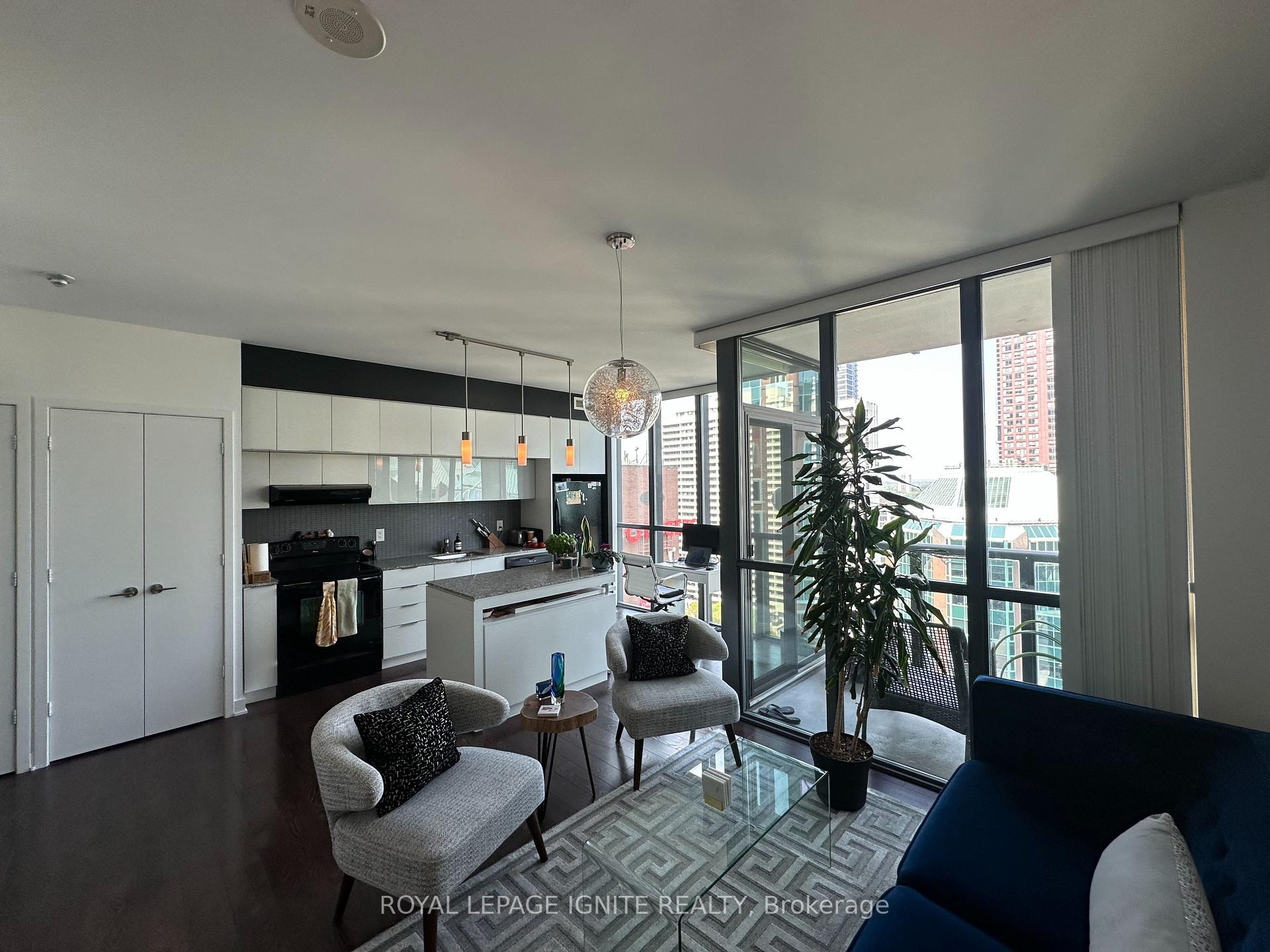 2 Bedrooms Condo at 110 Charles, Toronto For sale