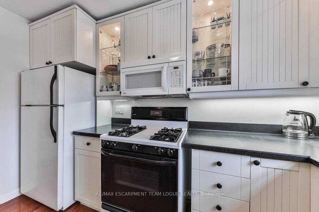 2 Bedrooms Co-op at 288 Reynolds,  Oakville For sale