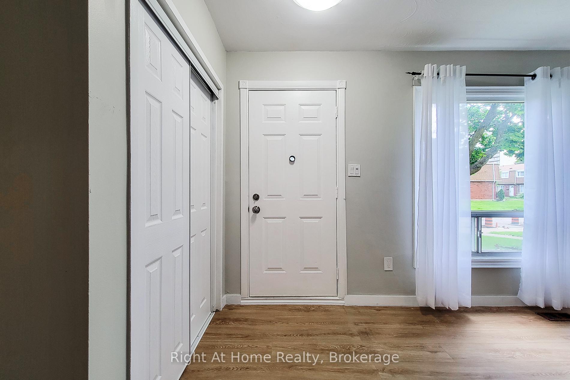 3 Bedrooms Condo at 8 Glenburn, Hamilton For sale