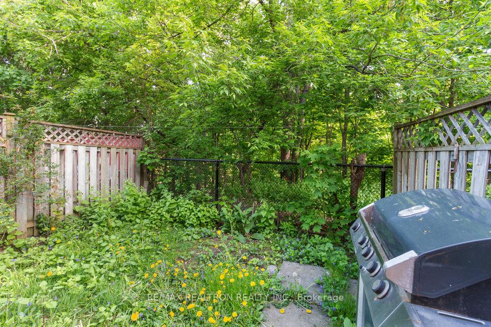4 Bedrooms Condo at 31 Treeland, Toronto For sale