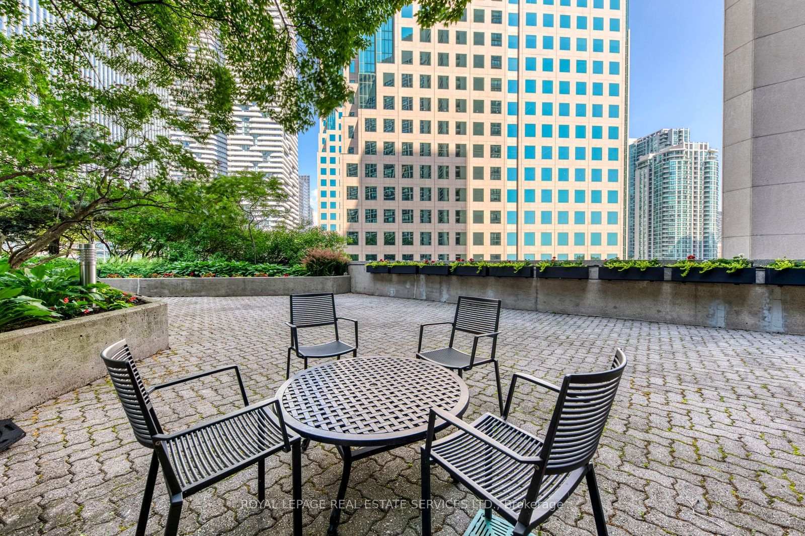 2 Bedrooms Condo at 33 Harbour, Toronto For sale