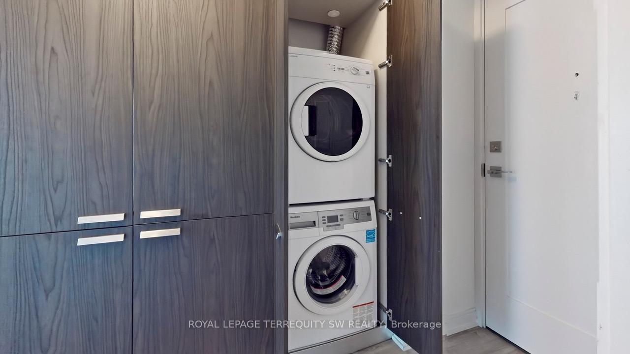 2 Bedrooms Condo at 50 Charles, Toronto For sale
