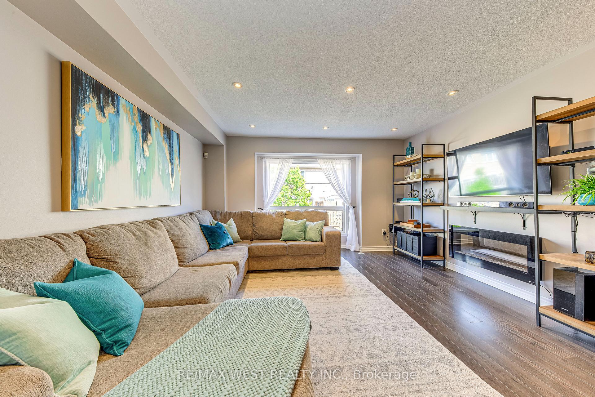 3 Bedrooms Condo at 50 Strathaven, Mississauga For sale
