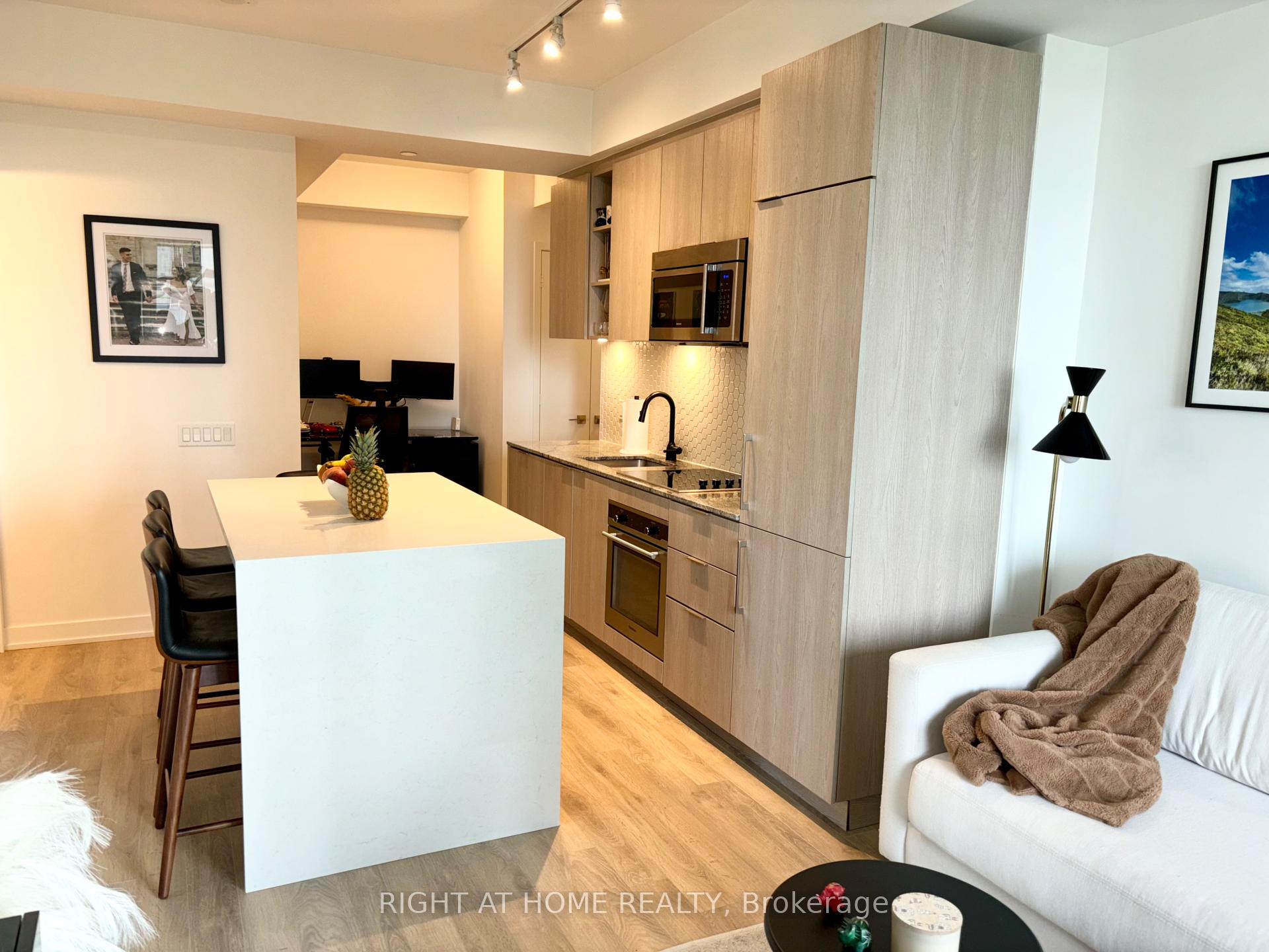 2 Bedrooms Condo at 50 Ordnance, Toronto For sale