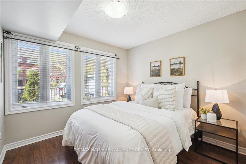 2 Bedrooms Condo at 1701 Lampman, Burlington For sale