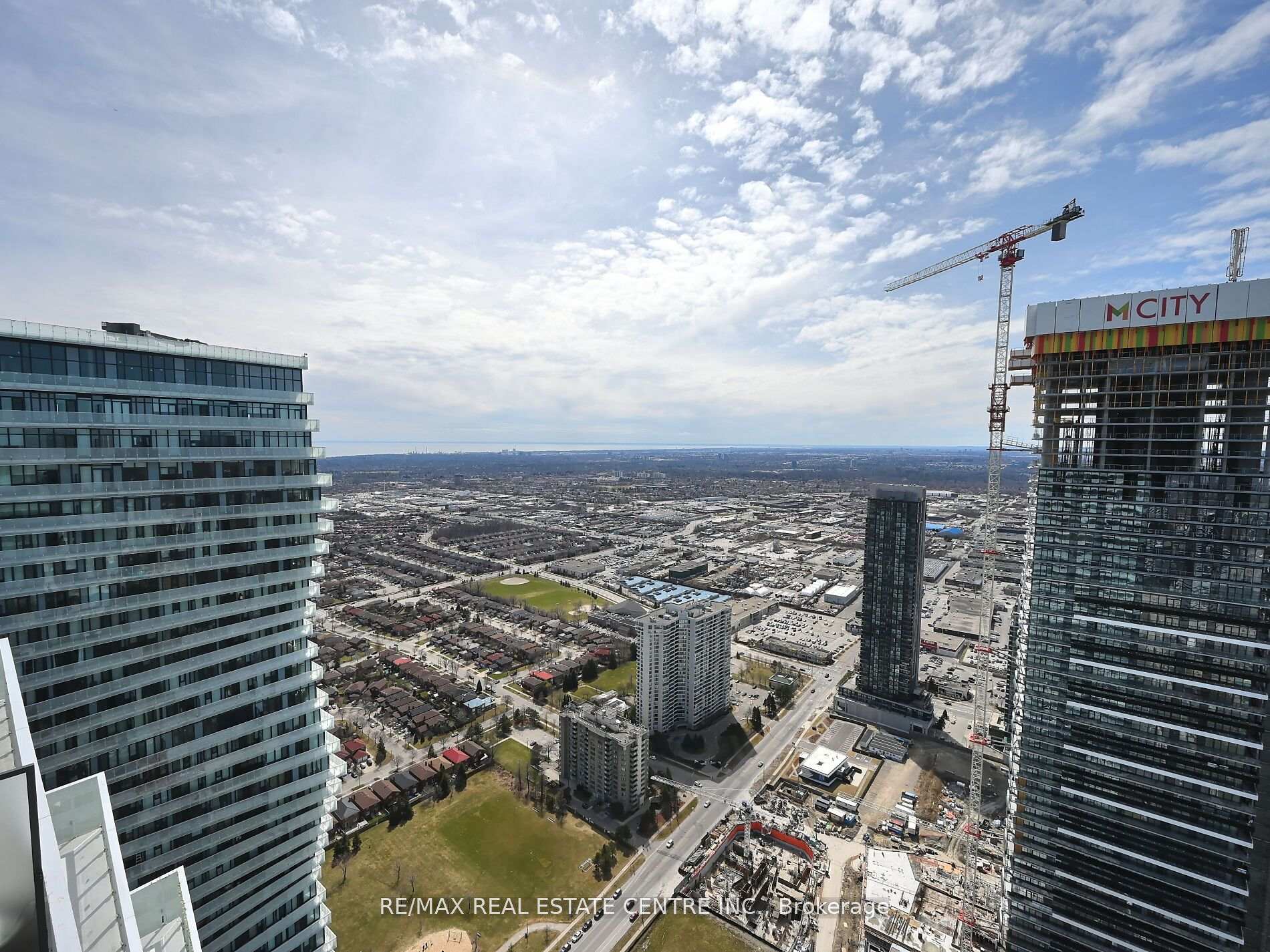 3 Bedrooms Condo at 3900 Confederation, Mississauga For sale