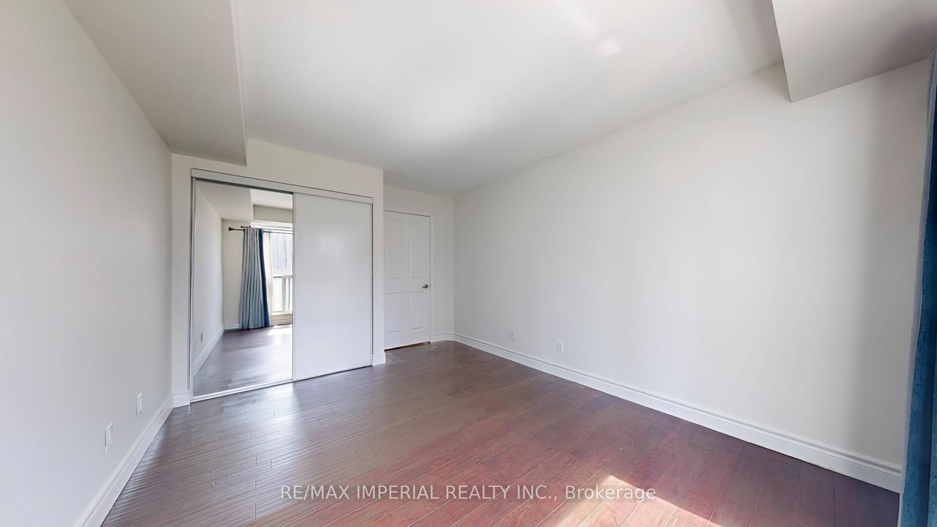 3 Bedrooms Condo at 18 Hollywood, Toronto For sale