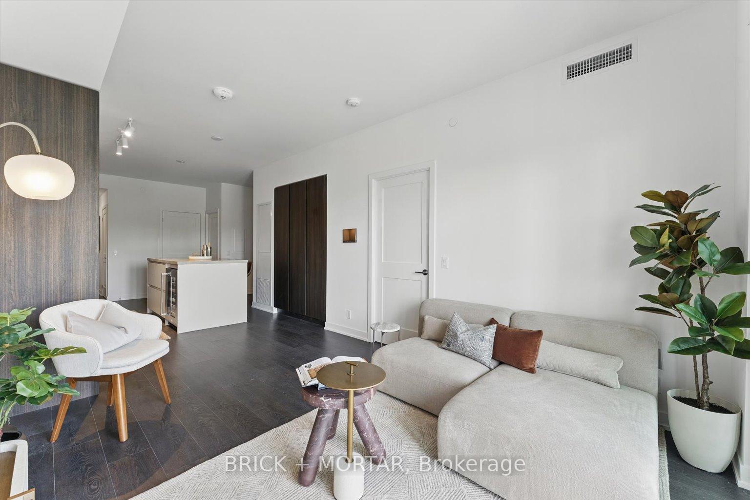 2 Bedrooms Condo at 1 Hillsdale, Toronto For sale