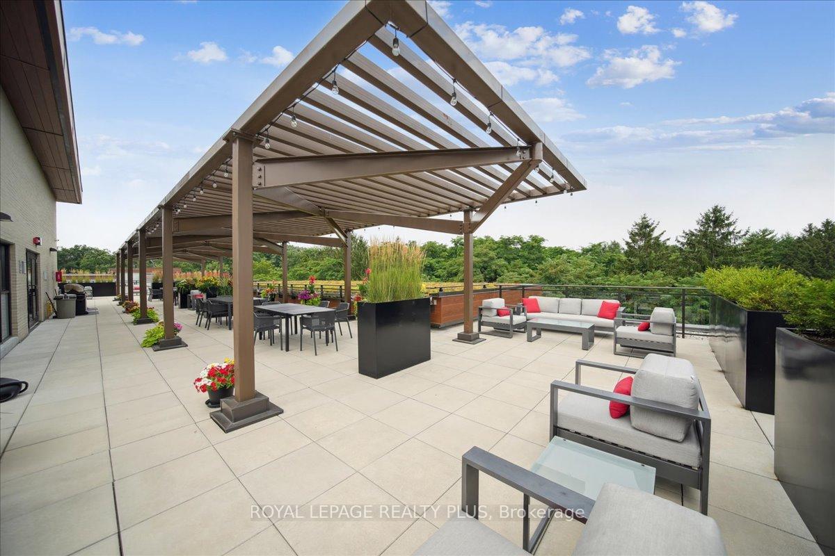 3 Bedrooms Condo at 1575 Lakeshore, Mississauga For sale
