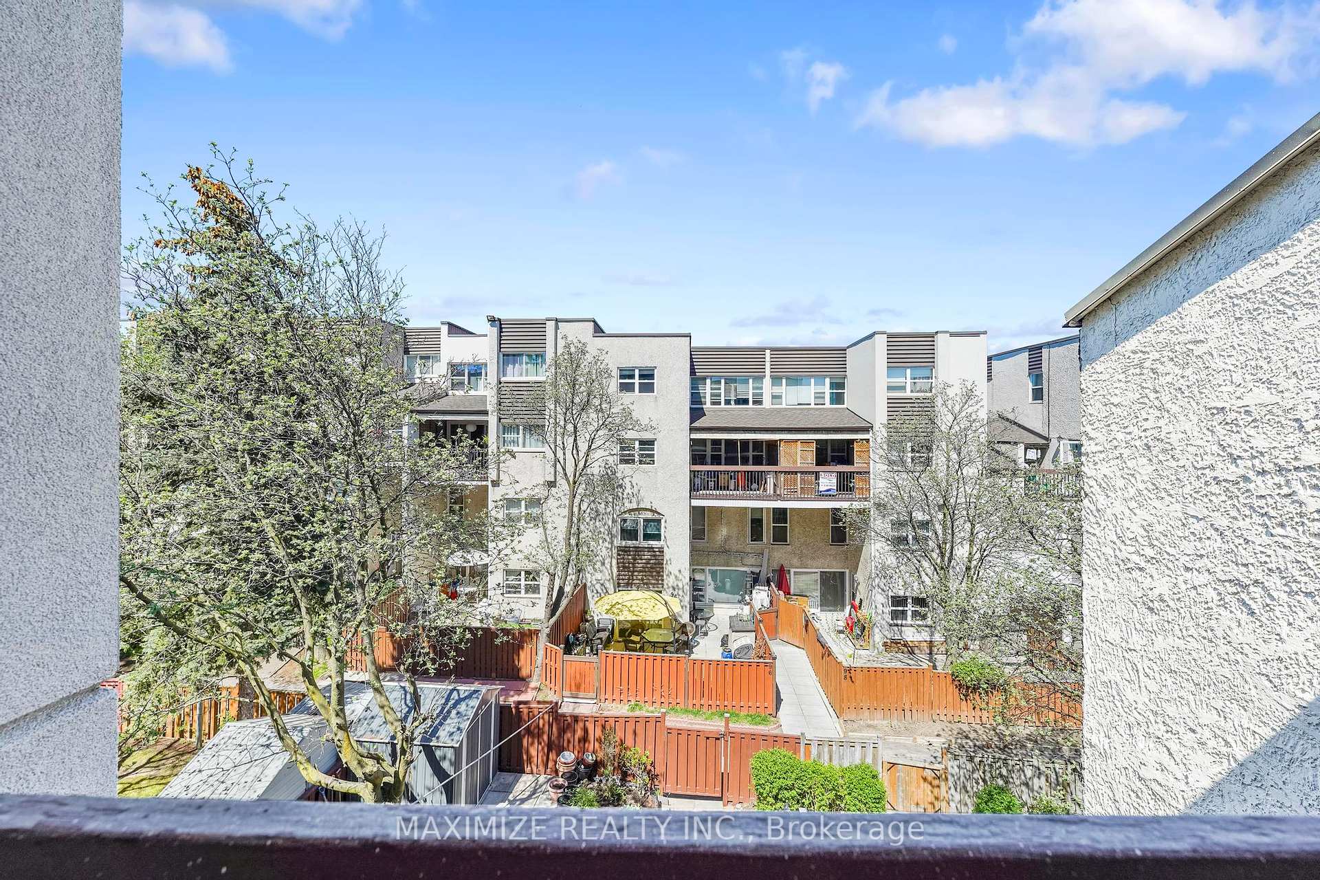 3 Bedrooms Condo at 1055 Dundas,  Mississauga For sale
