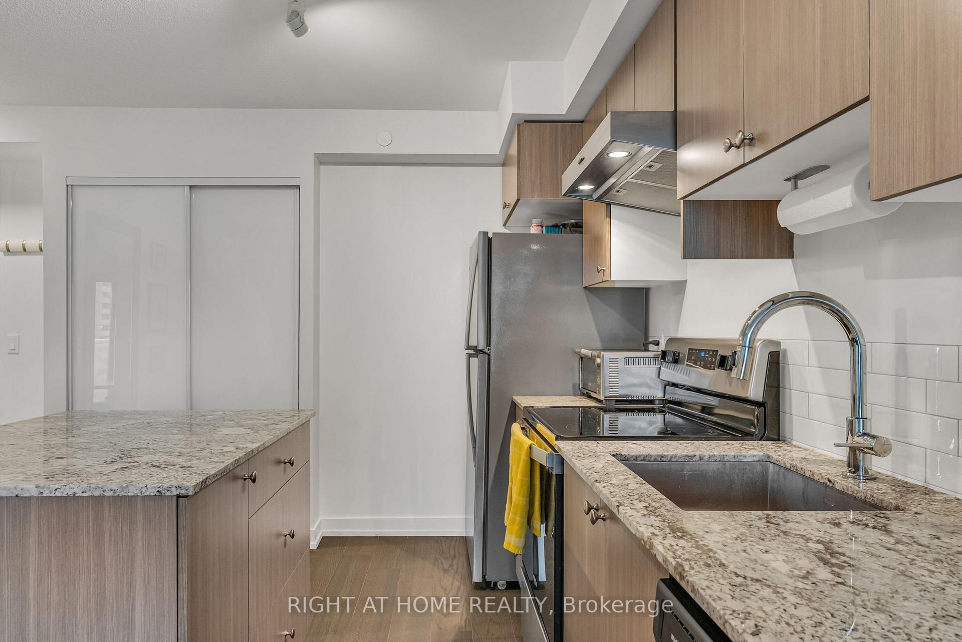 2 Bedrooms Condo at 10 Wilby, Toronto For sale