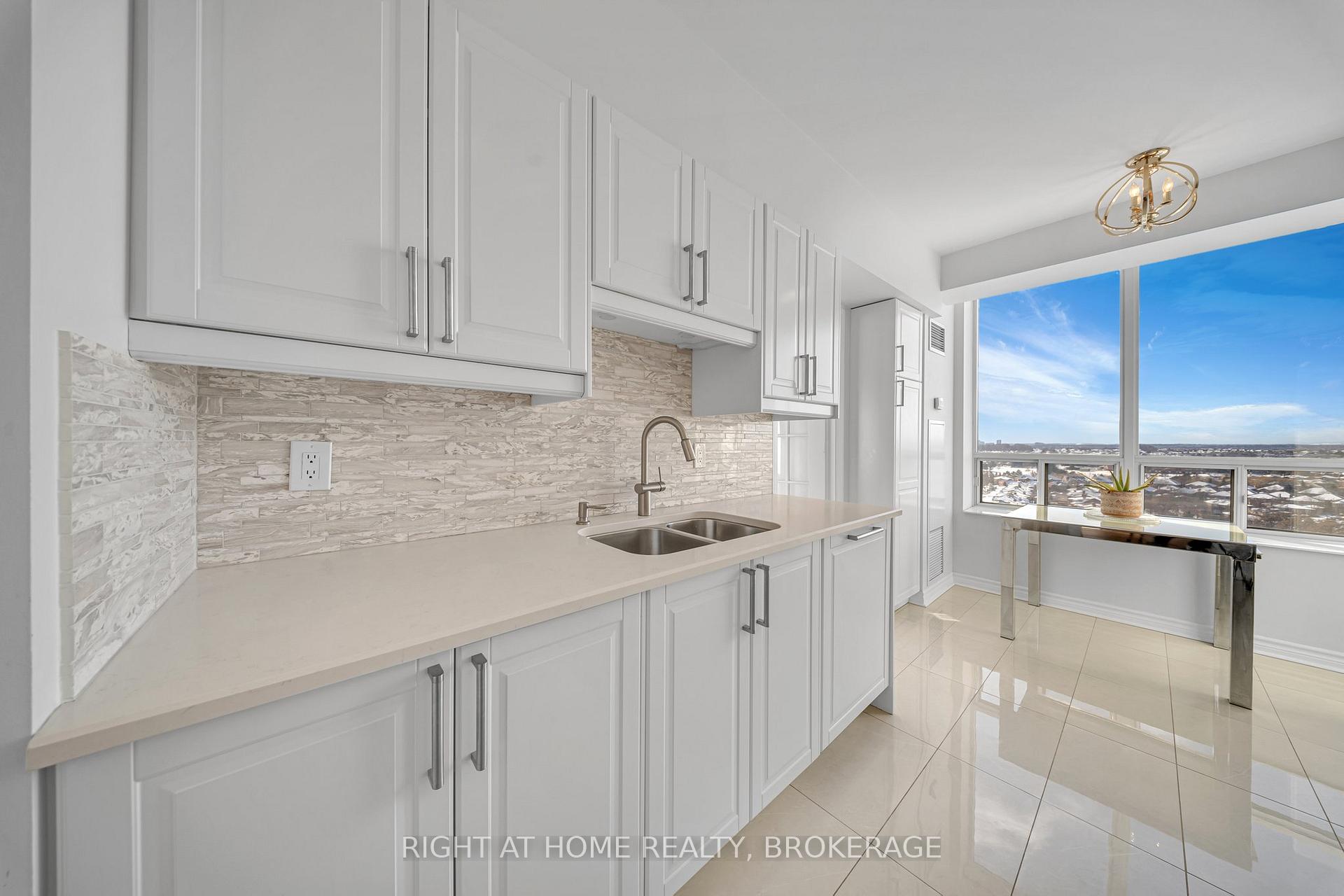 2 Bedrooms Condo at 55 STRATHAVEN, Mississauga For sale