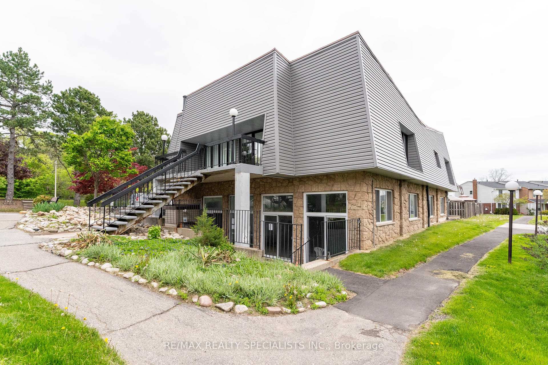 4 Bedrooms Condo at 2230 Upper Middle, Burlington For sale