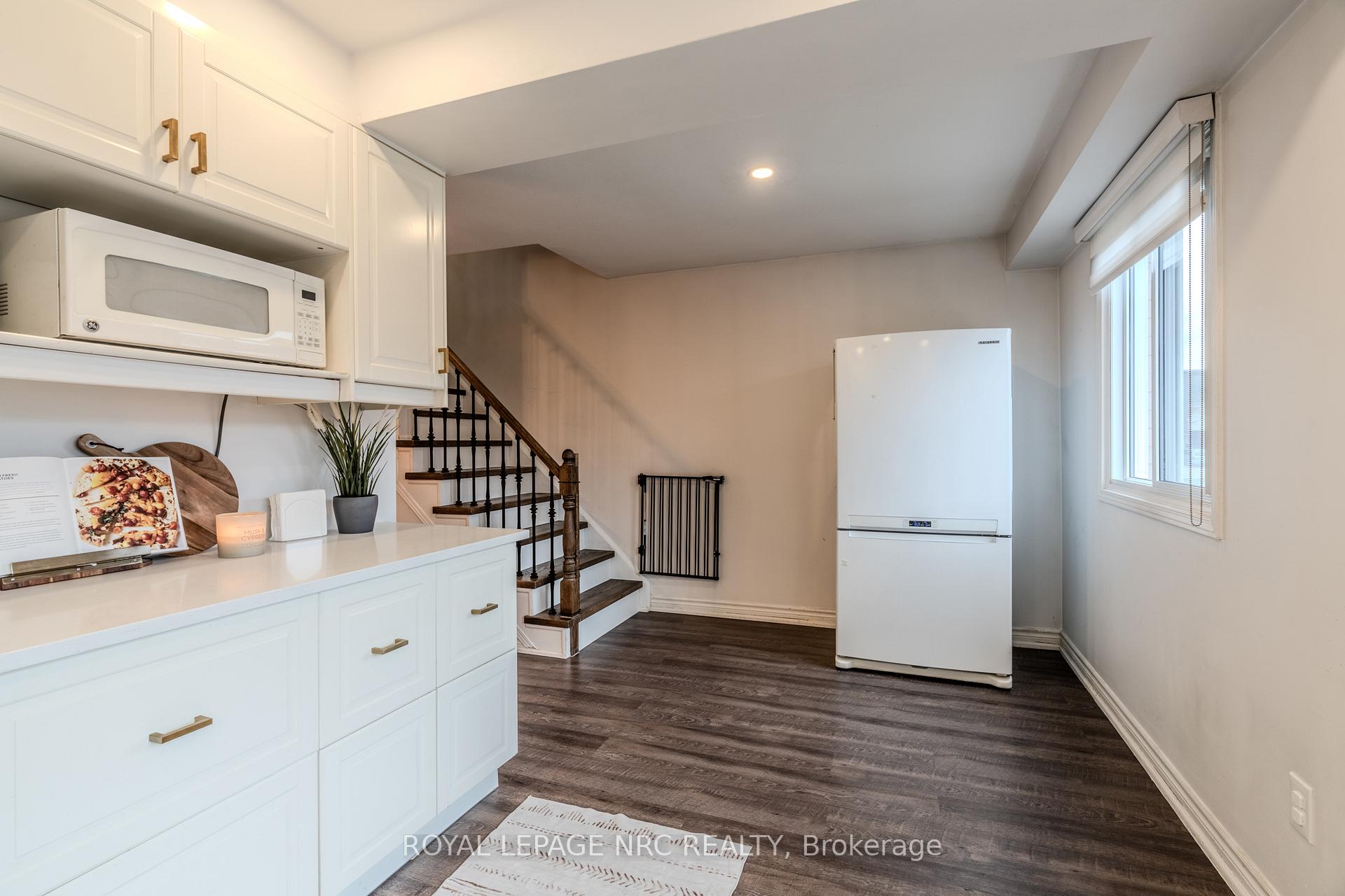 3 Bedrooms Condo at 29 Heritage, Hamilton For sale