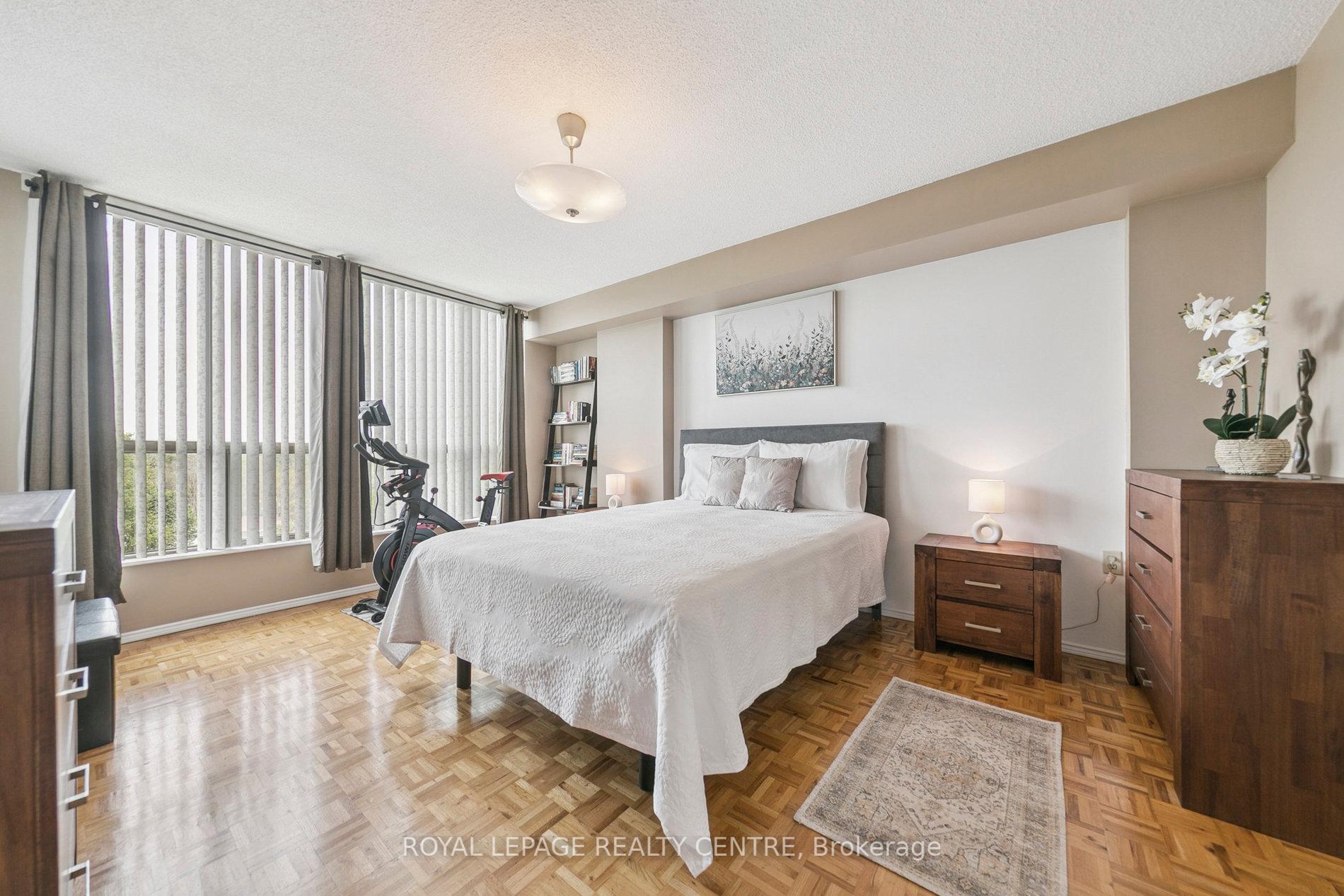3 Bedrooms Condo at 1110 Walden, Mississauga For sale
