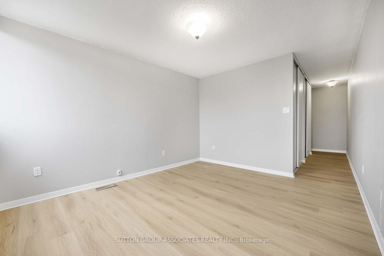 3 Bedrooms Condo at 1300 Marlborough, Oakville For sale